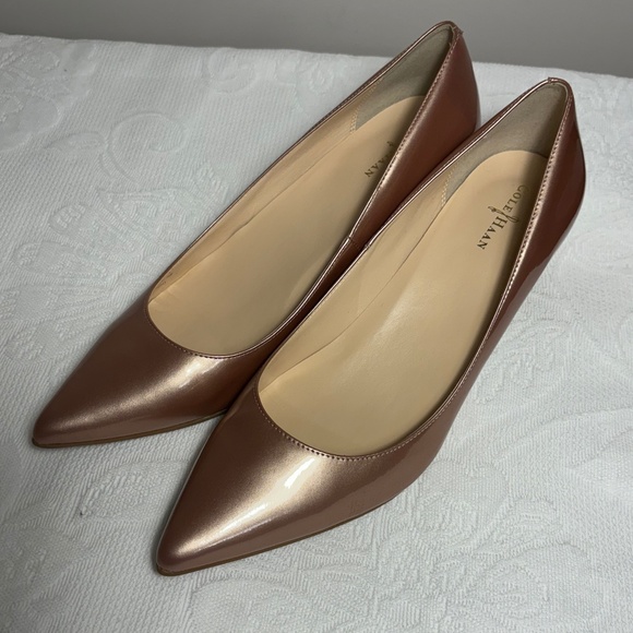 CHAMPAGNE COLOURED WOMEN'S PATENT LEATHER COLE HAAN KITTEN HEELS SIZE 9B - Picture 1 of 5